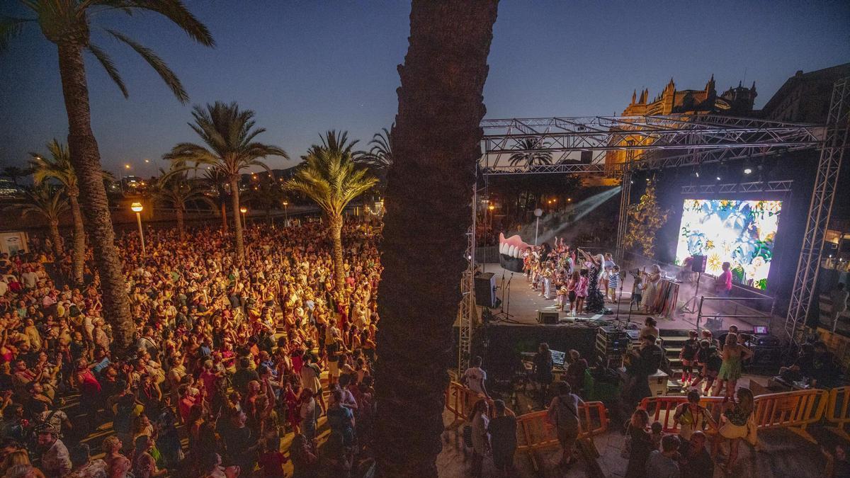 La fiesta del Flexas reunía a miles de personas en el Parc de la Mar.