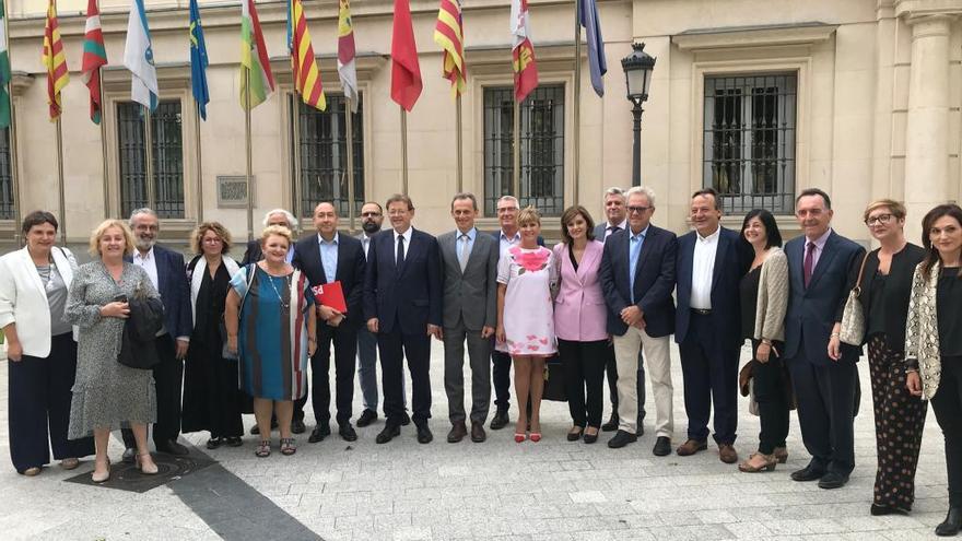 Puig y Duque junto a diputados y senadores del PSPV.