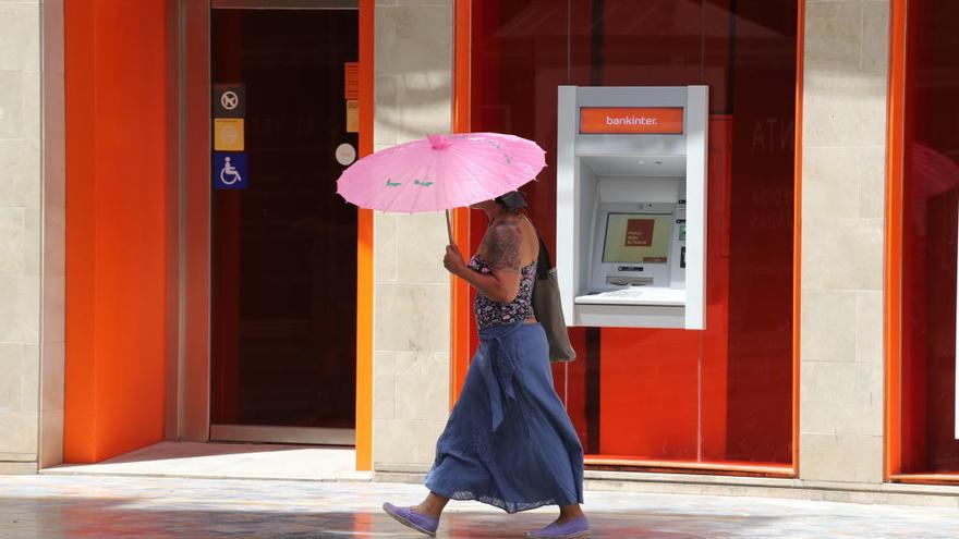 Una mujer se protege del calor en Cartagena.