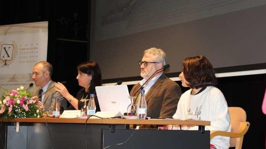 Arriba, los alumnos siguiendo la ponencia. Sobre estas líneas, Falomir, junto a Luis Felipe Fernández, Lulas Somoza y la alumna Inma Fernández.