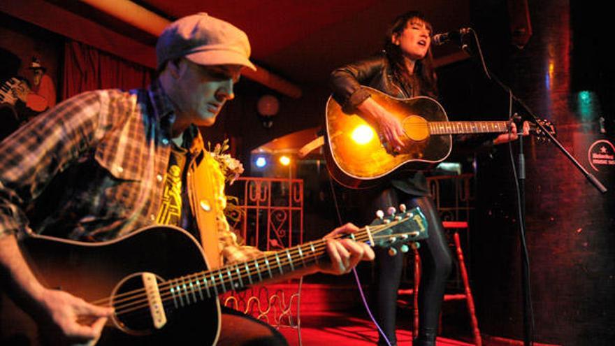 Juan y Eva Amaral, este mediodía, en la sala Mardi Grass. / Víctor Echave