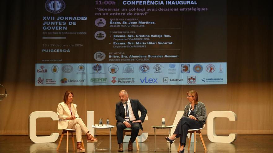 Taula de debat amb (d’esquerra a dreta) la degana de Barcelona, Cristina Vallejo, el degà de Granollers, Joan Martínez i la degana de Figueres, Maria Hilari