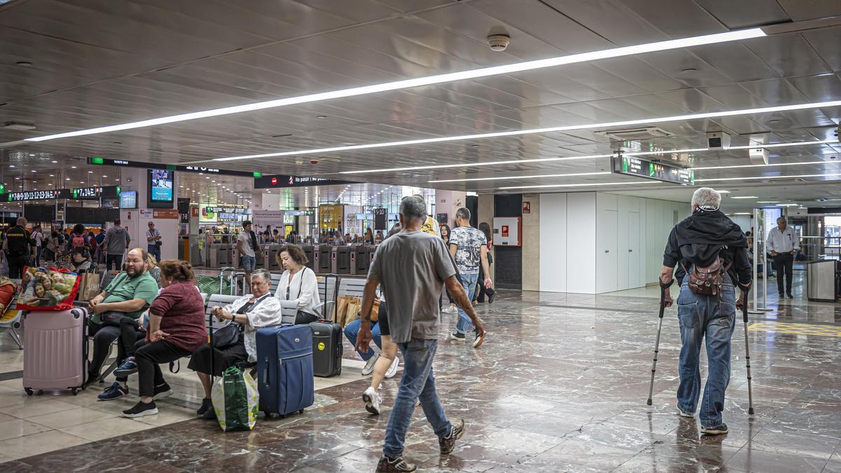 Viajeros en la estación de Sants, en Barcelona.