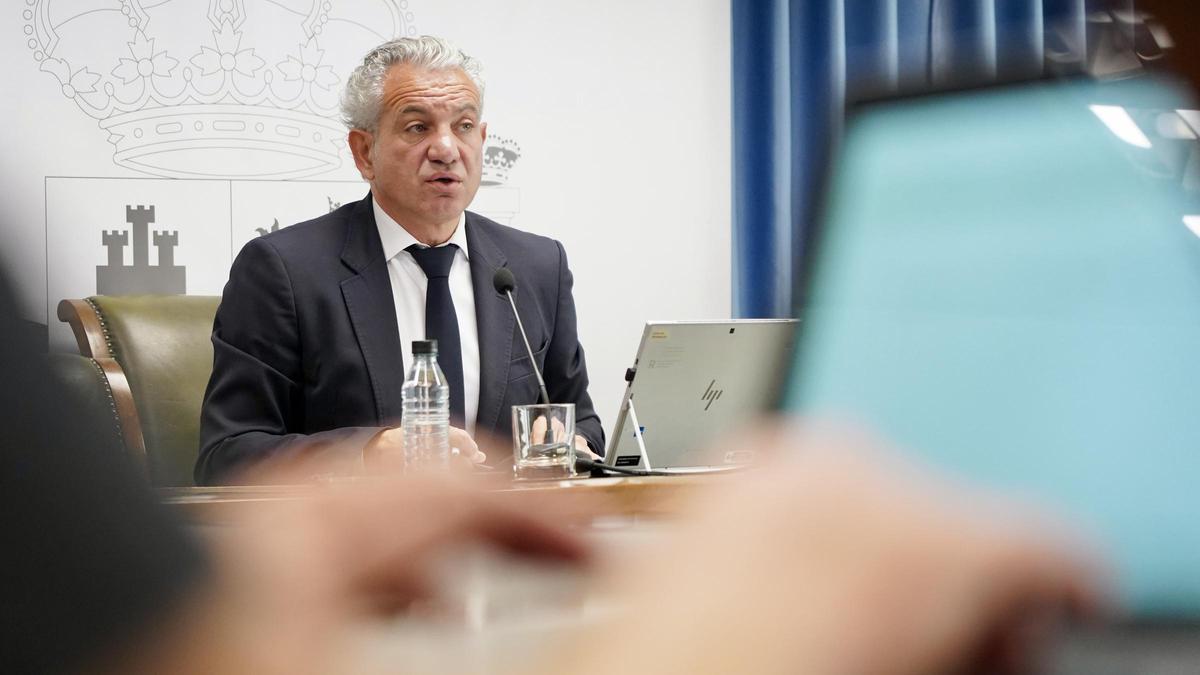 El delegado del Gobierno en Castilla y Leónn, Nicanor Sen, presenta las inversiones del Gobierno de España en modernización de regadíos.