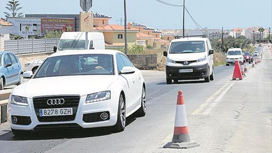 Derriban el polémico bordillo de  la carretera CV-141 en Peñíscola