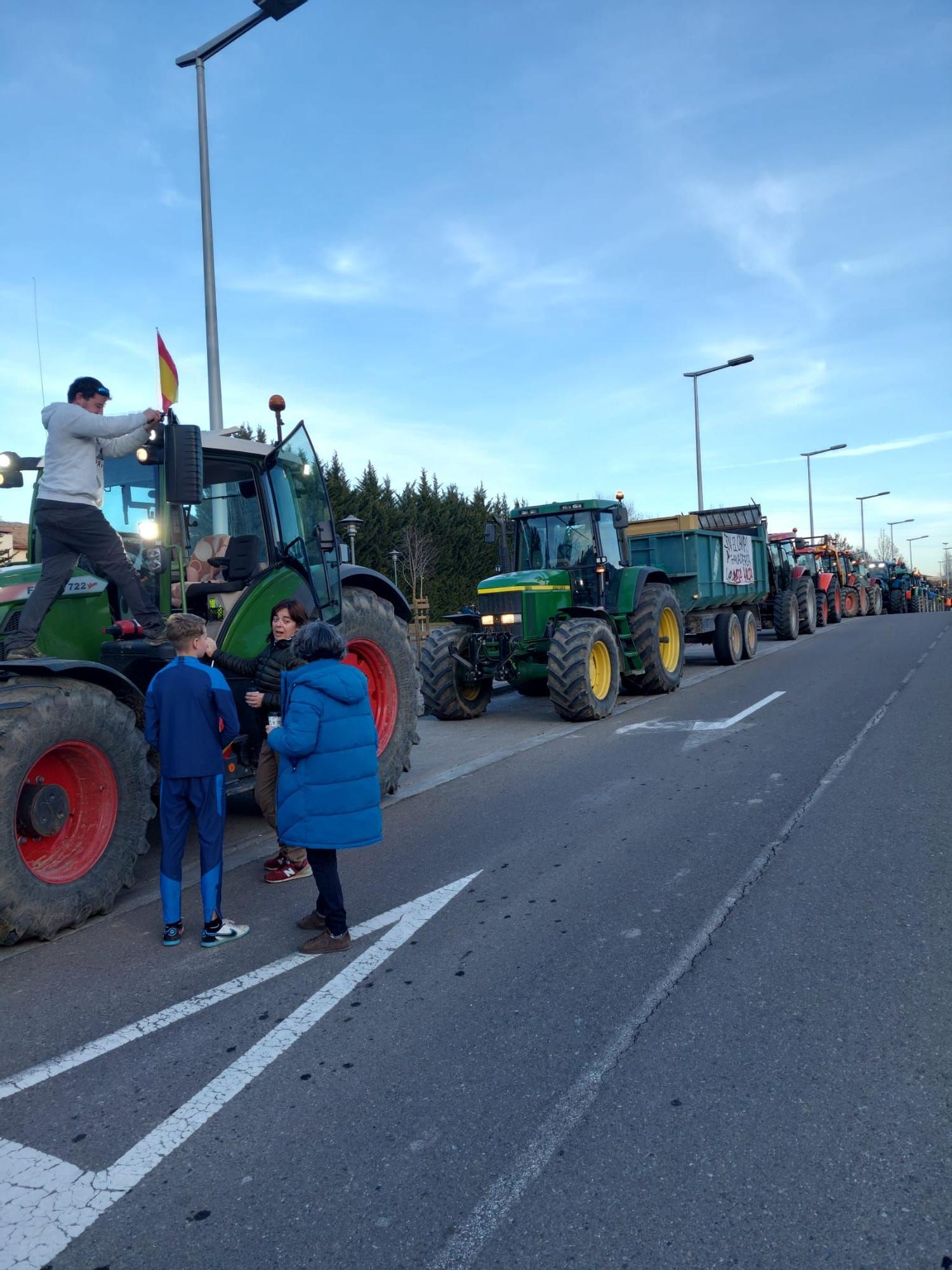 EN IMÁGENES | Tractorada en Sabiñánigo: "Sin el campo y la ganadería, la mesa vacía"