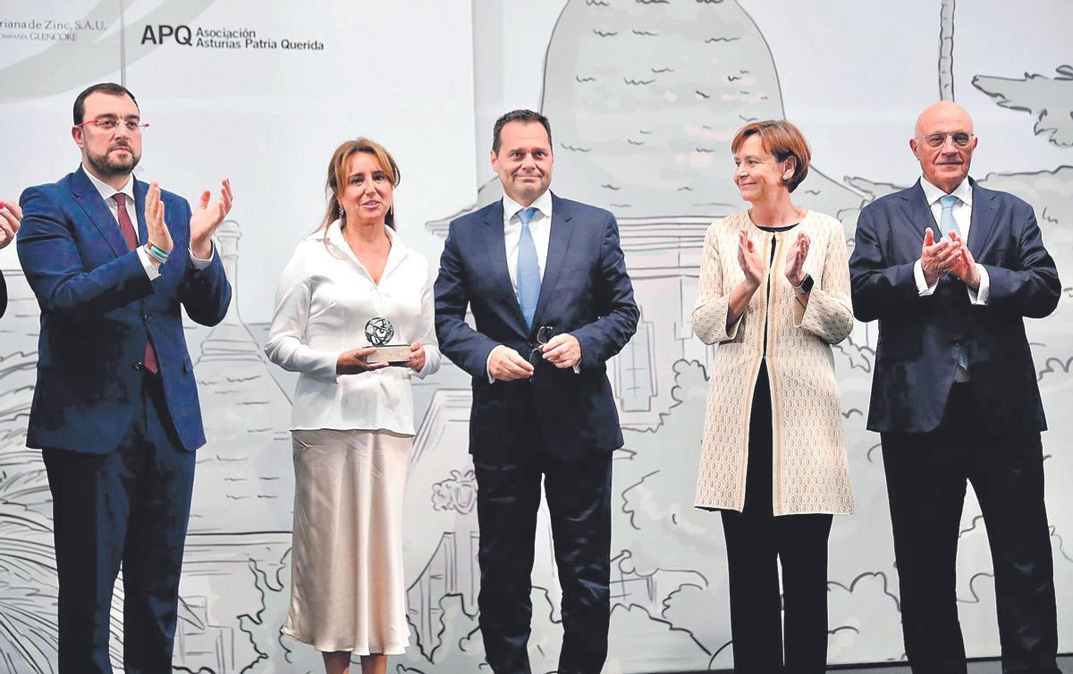 Adrián Barbón, Obdulia Fernández, Víctor Madera, Carmen Moriyón y Josep Oliú, en la entrega del premio «Álvarez Margaride», en Gijón.
