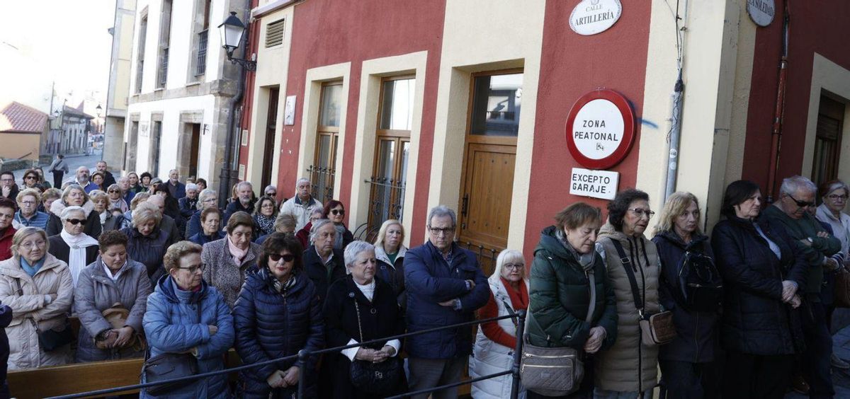 Asistentes a la celebración, a las puertas de la capilla de la Soledad. | ÁNGEL GONZÁLEZ