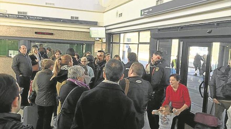 El tren abre el año con dos averías y 162 pasajeros parados en medio del campo y sin luz ni calefacción