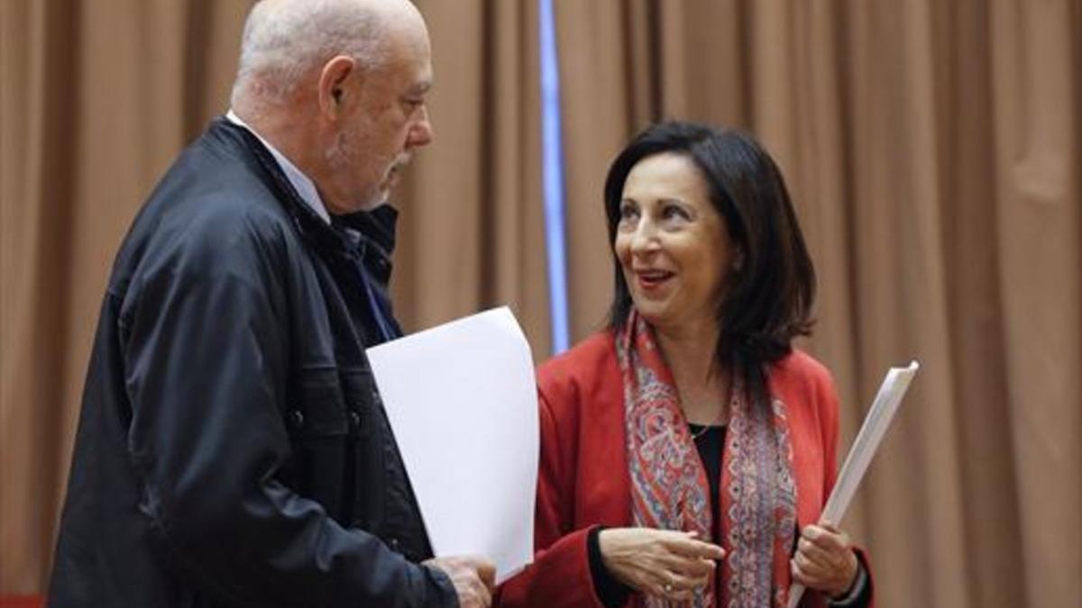 José Manuel Maza conversa, ayer, con la presidenta de la Comisión de Justicia del Congreso, Margarita Robles.