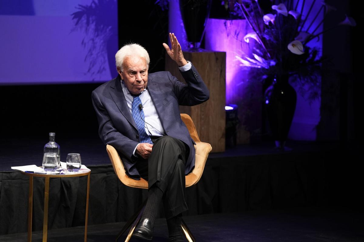 Felipe González, durante el foro celebrado en Sevilla sobre la duquesa de Alba