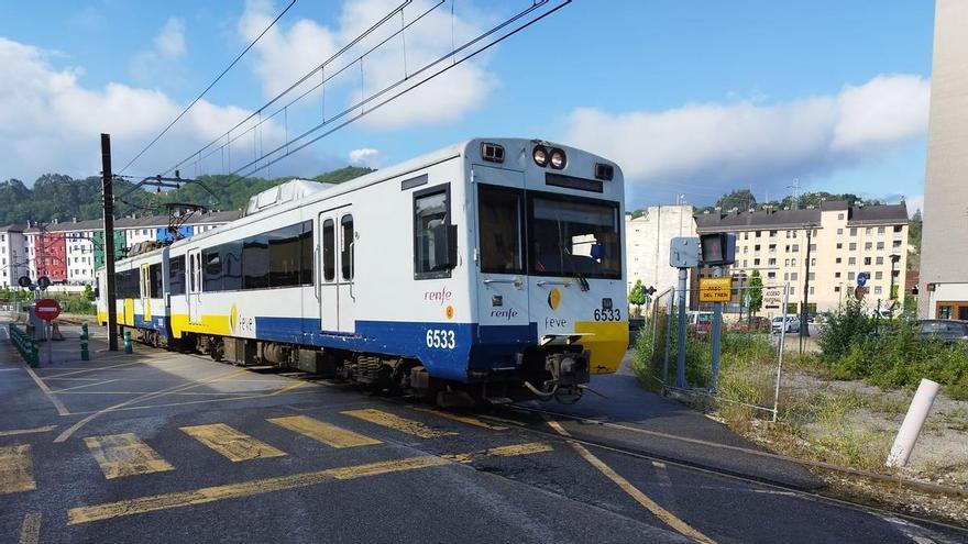 Buses a reventar a los que no suben más pasajeros y trenes que no llegan: Langreo exige mejoras en el transporte público