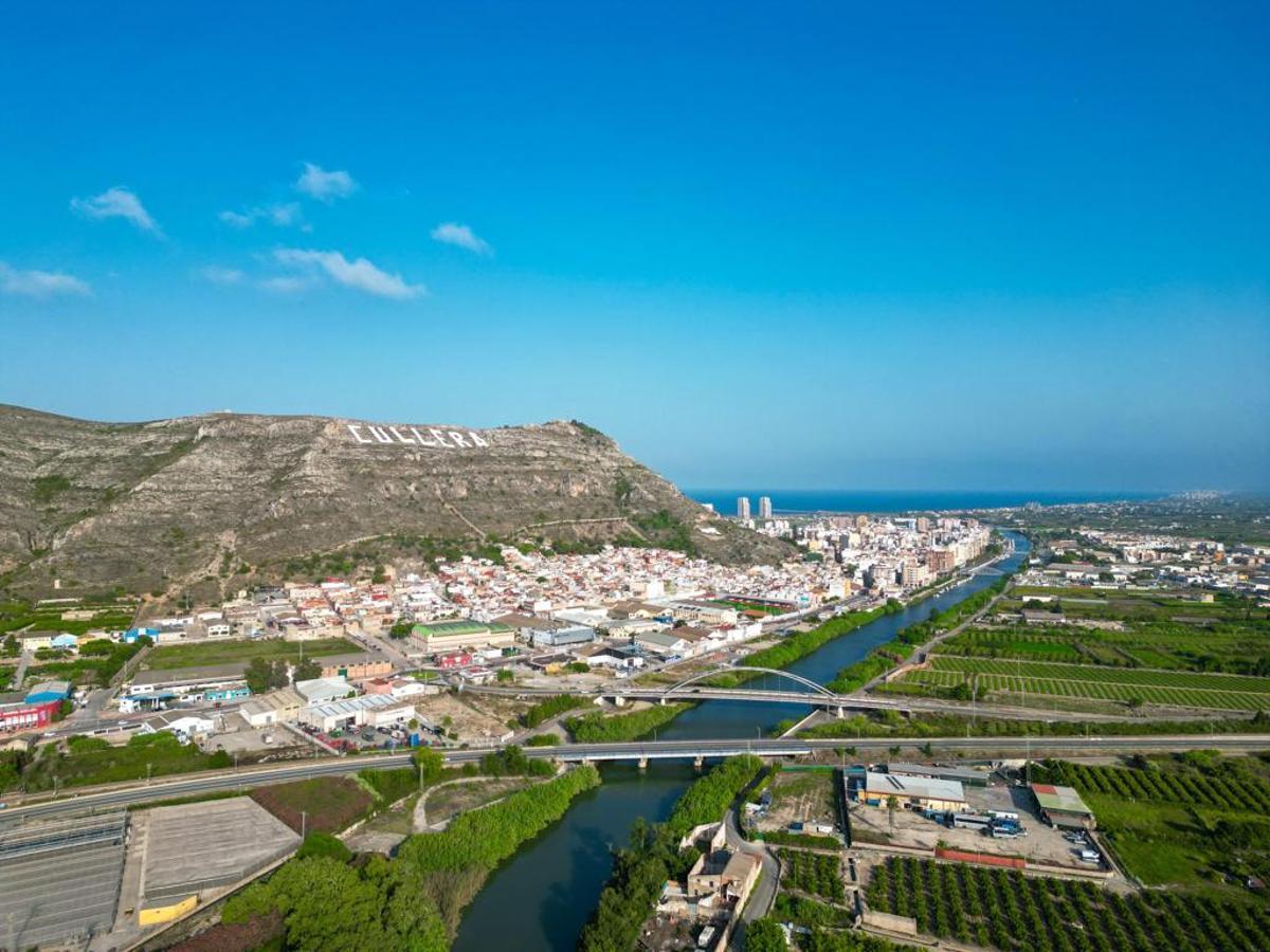 Vista del letrero de Cullera en la montaña.