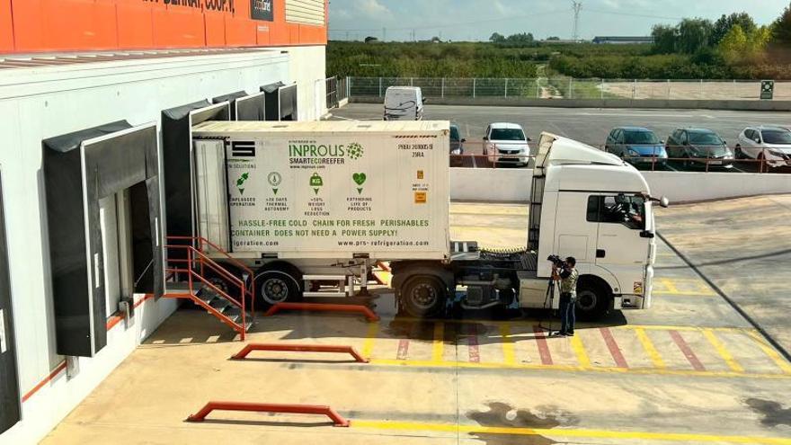 El innovador contenedor parte de Carlet cargado de caquis hasta París. | LEVANTE-EMV