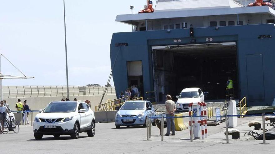 Desembarco de vehículos en el puerto de La Savina, en Formentera.