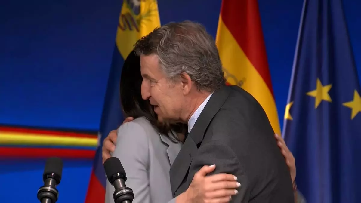 Feijóo abraza a María Corina Machado en Génova y reclama elecciones en Venezuela "con un calendario explícito"