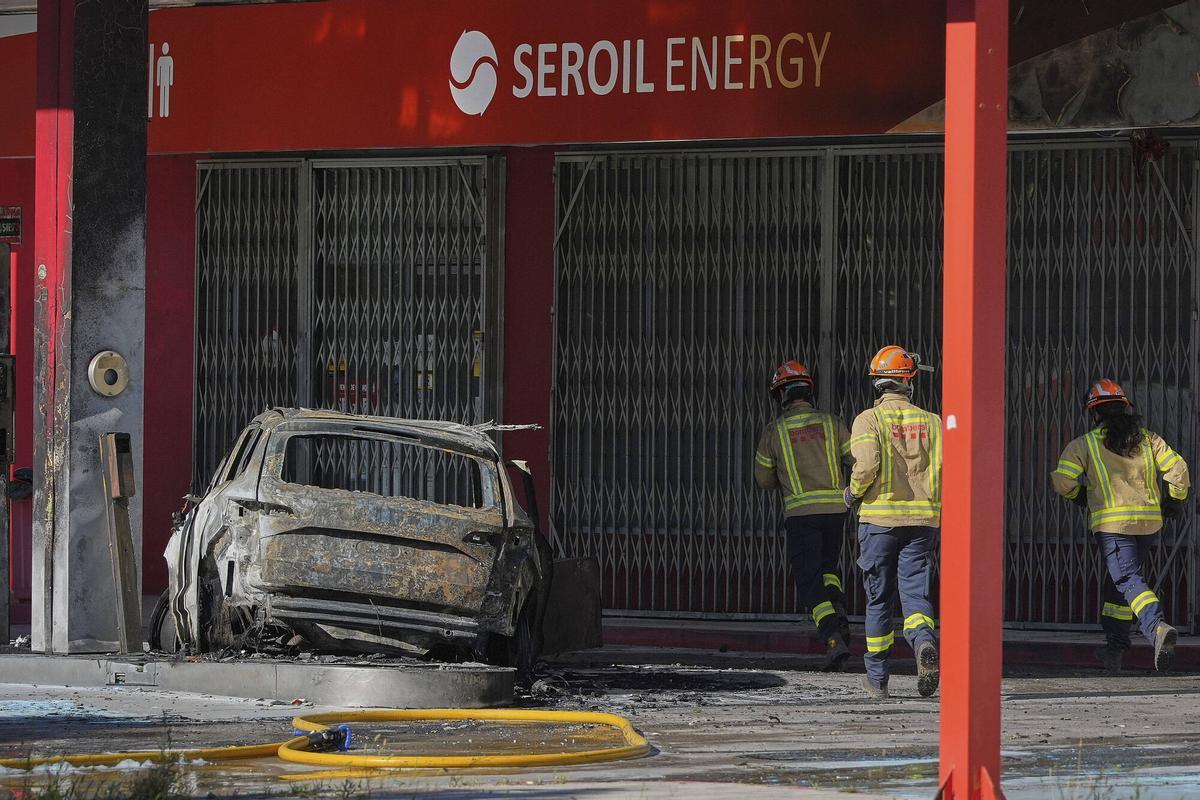 Les imatges del cotxe incendiat en una gasolinera de Girona