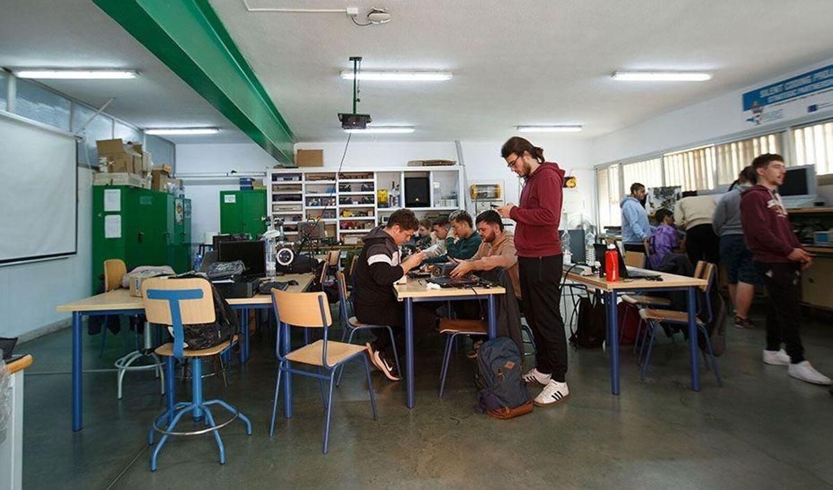 Las nuevas generaciones no son culpables por definición. Han crecido en un ecosistema digital donde el algoritmo premia la exageración