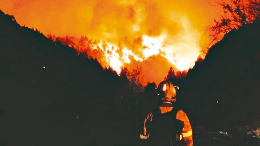 Desalojados 300 vecinos por un incendio que afecta a 1.400 hectáreas de monte