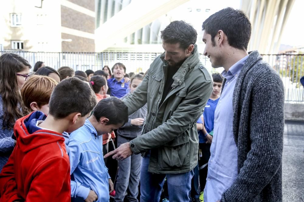 Visita de los jugadores del Real Oviedo, Toché y Héctor, al Colegio Buenavista I