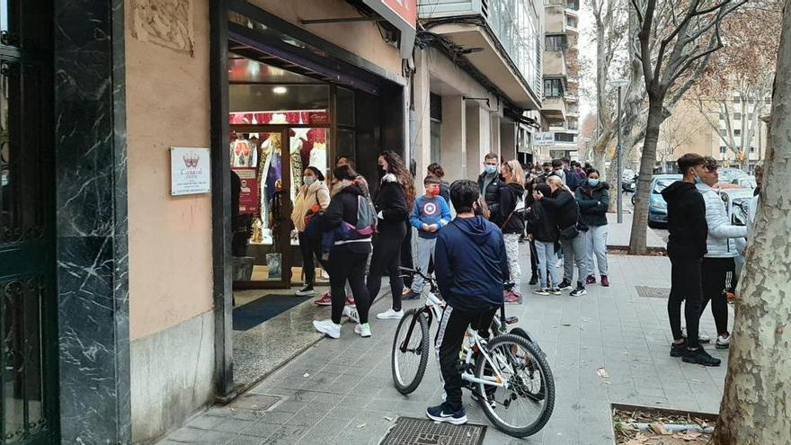 Cola en una tienda de venta de productos pirotécnicos en Palma