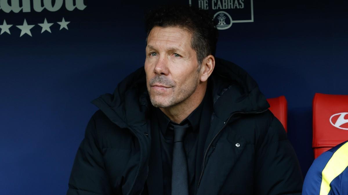 Simeone y Alemany sellan la paz con un abrazo tras la llegada de los fichajes