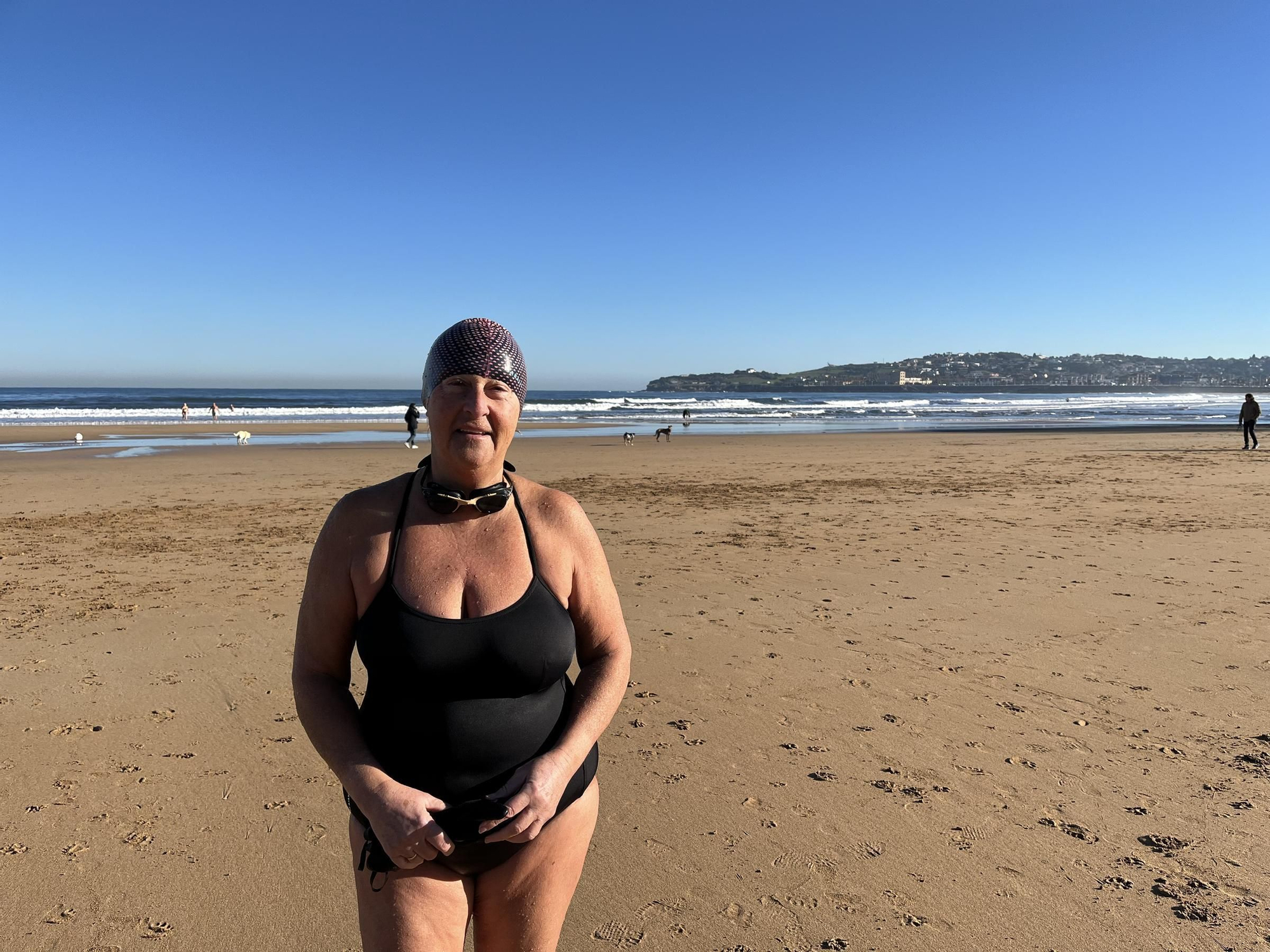 En imágenes: Las bajas temperaturas no frenan a los bañistas de San Lorenzo