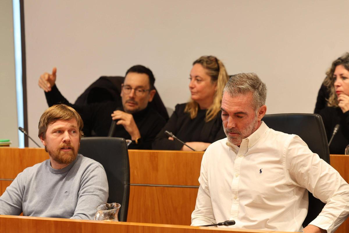 Héctor Andrés, a la derecha, durante una intervención de Rafa Ruiz en el pleno del Ayuntamiento de Ibiza de este miércoles.