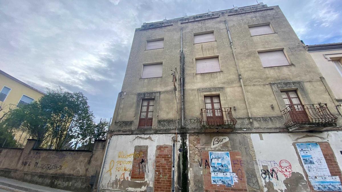 L'edifici de l'antic hostal de Can Ribot de Caldes de Malavella.