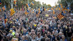 Más de 60.000 personas, según la organización, se citan bajo el Arc de Triomf de Barcelona para reivindicar el 1-O Abucheos a Forcadell y Rovira y aclamación a Puigdemont en el acto convocado por el Consell per la República