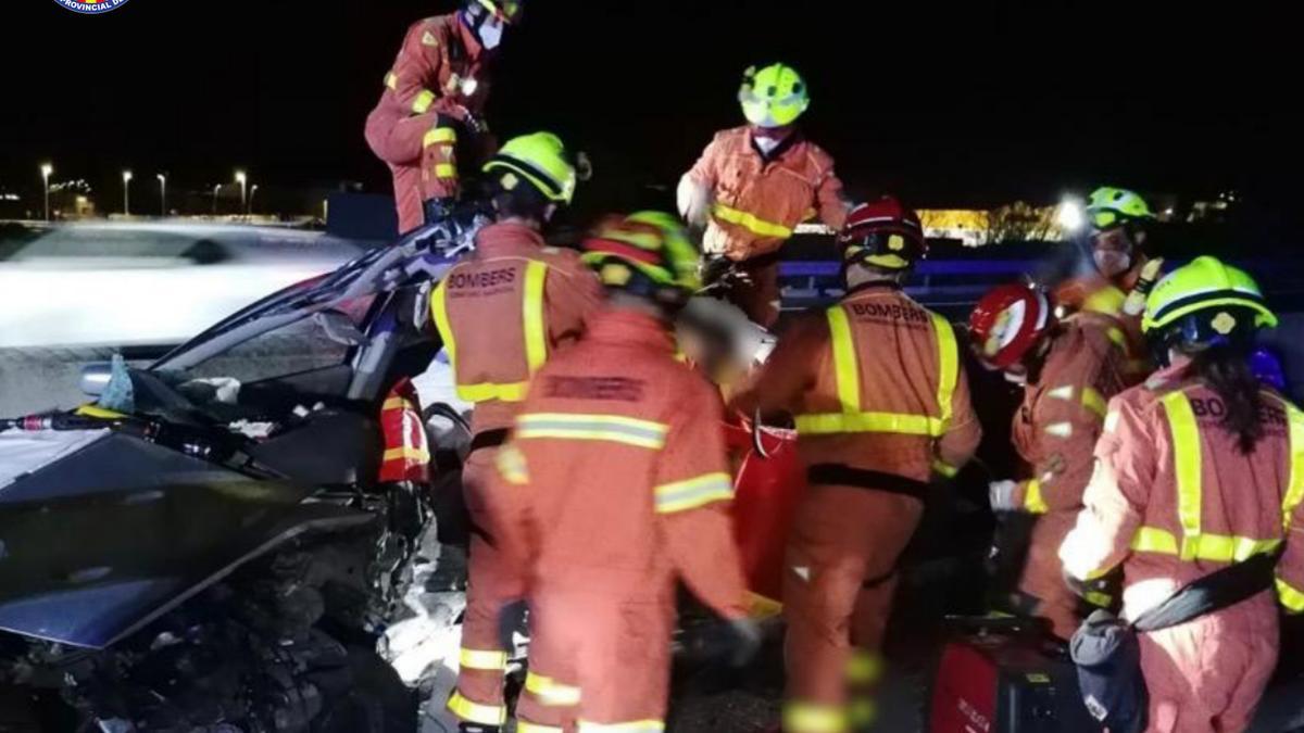 Los bomberos rescatan a las víctimas del choque en la A-7.