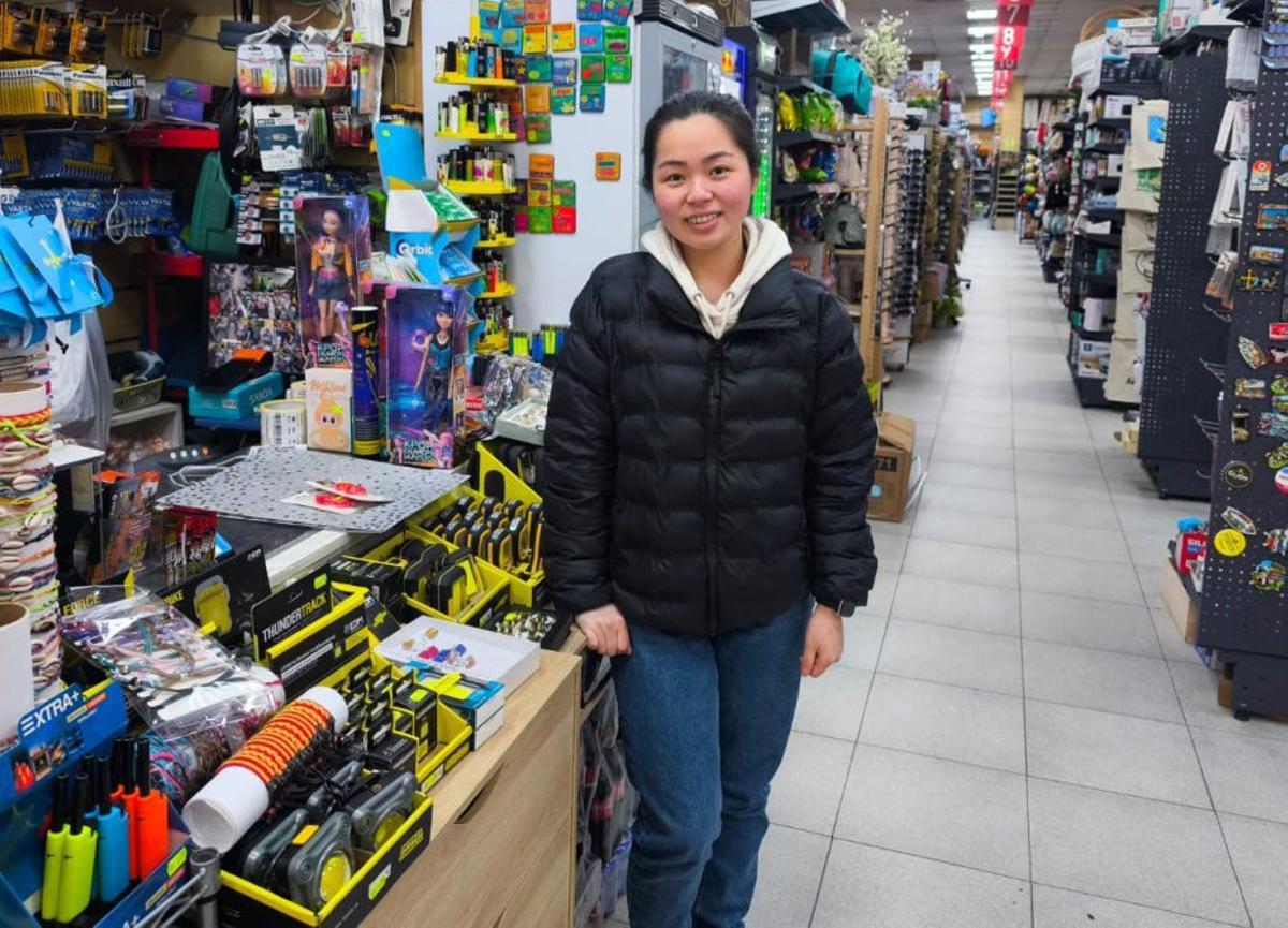 Lola Chen, en el Bazar Felicidad de la calle Marqués de Casa Valdés. | O. L.