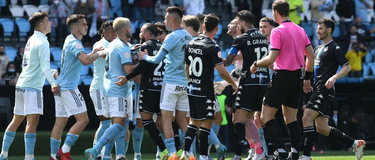 Los jugadores del Deportivo y del Celta B se encaran tras el partido de Balaídos en presencia del árbitro. |  // ARCAY / ROLLER AGENCIA