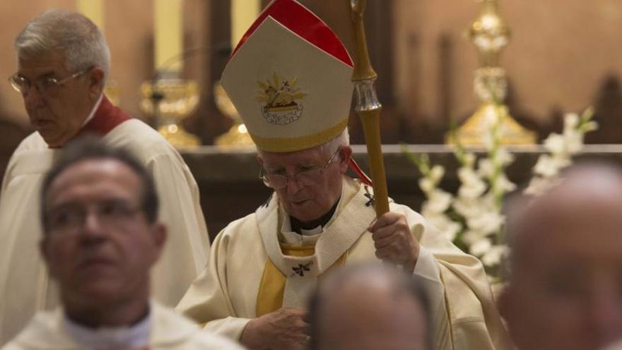 Antonio Cañizares, con mitra, rodeado de cargos eclesiásticos en la catedral de Valencia.