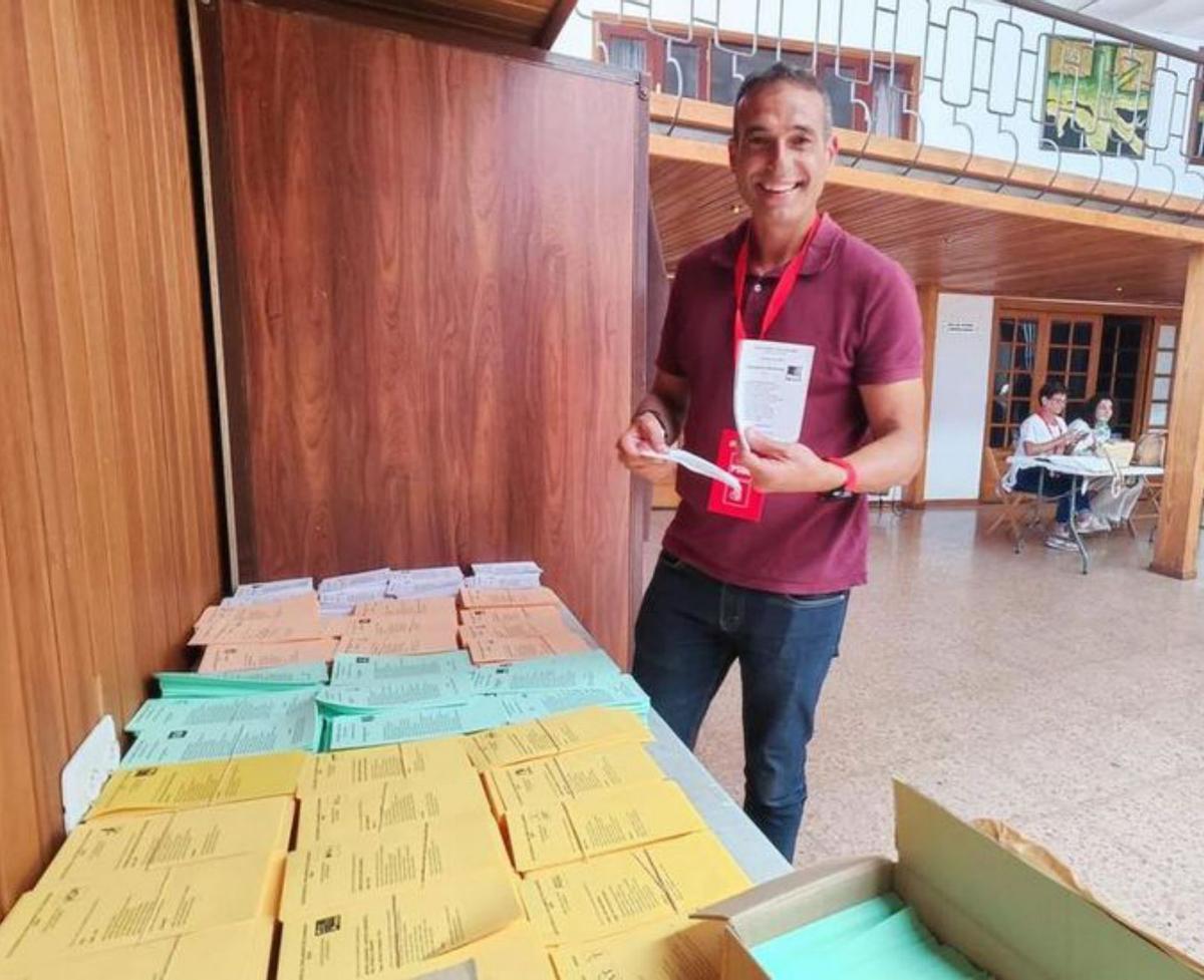 Alfredo Villalba, en su colegio electoral en Haría. | | PSOE