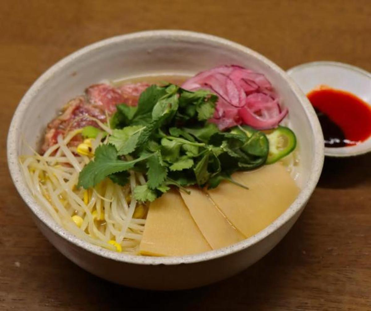 Pho vietnamita, uno de los platos de este popular restaurante de Compostela.