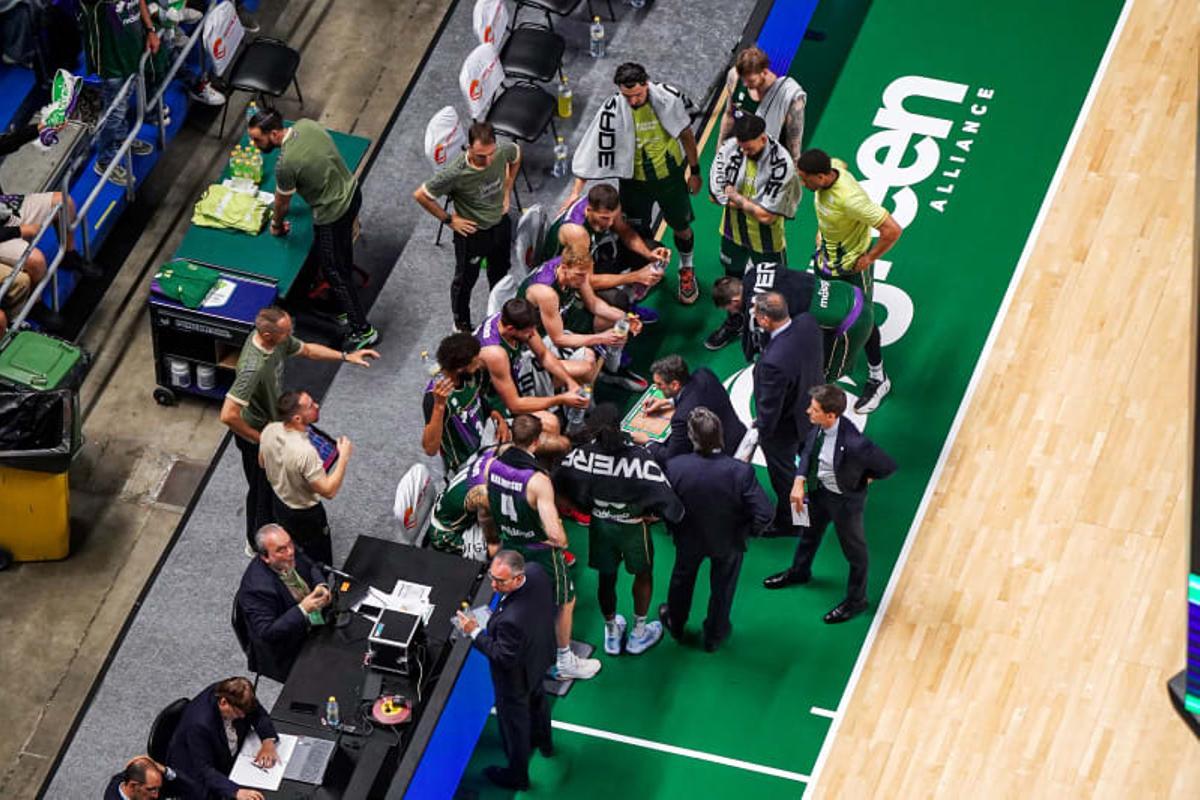 Ibon Navarro dando instrucciones a los jugadores del Unicaja ante el ALBA Berlín.