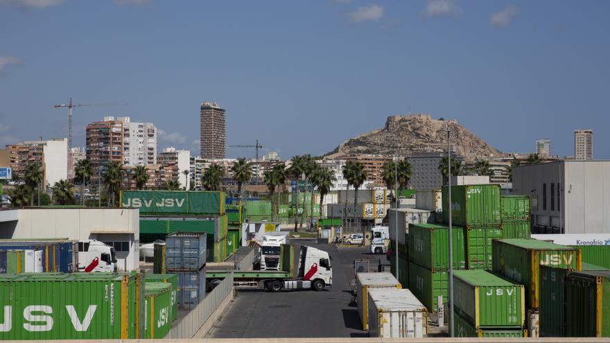 El Puerto moverá 1.600 contenedores semanales con Canarias, Turquía, Malta y Marsella