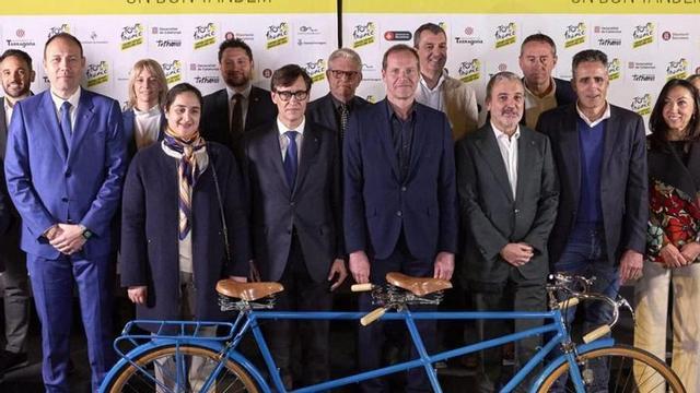 Prudhomme, director del Tour, entre Illa i Collboni, en una de les seves últimes visites a Barcelona. | EL PERIÓDICO