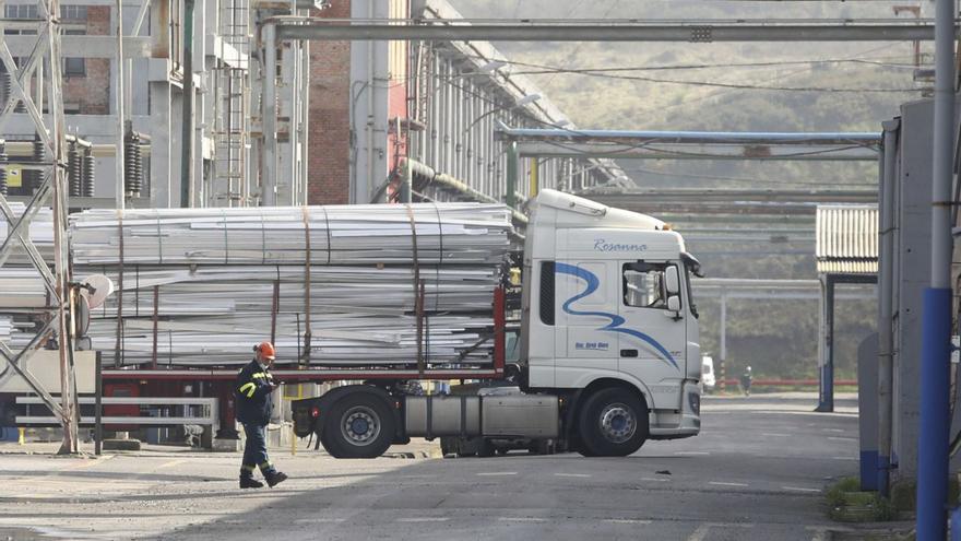 Un camión de chatarra de aluminio, en las antiguas instalaciones de Alu Ibérica. | Ricardo Solís