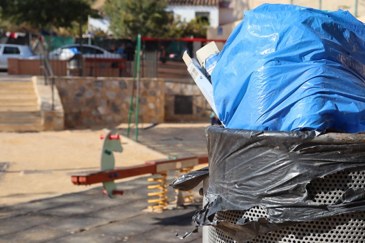 Papelera a rebosar en el parque de San Cristóbal.