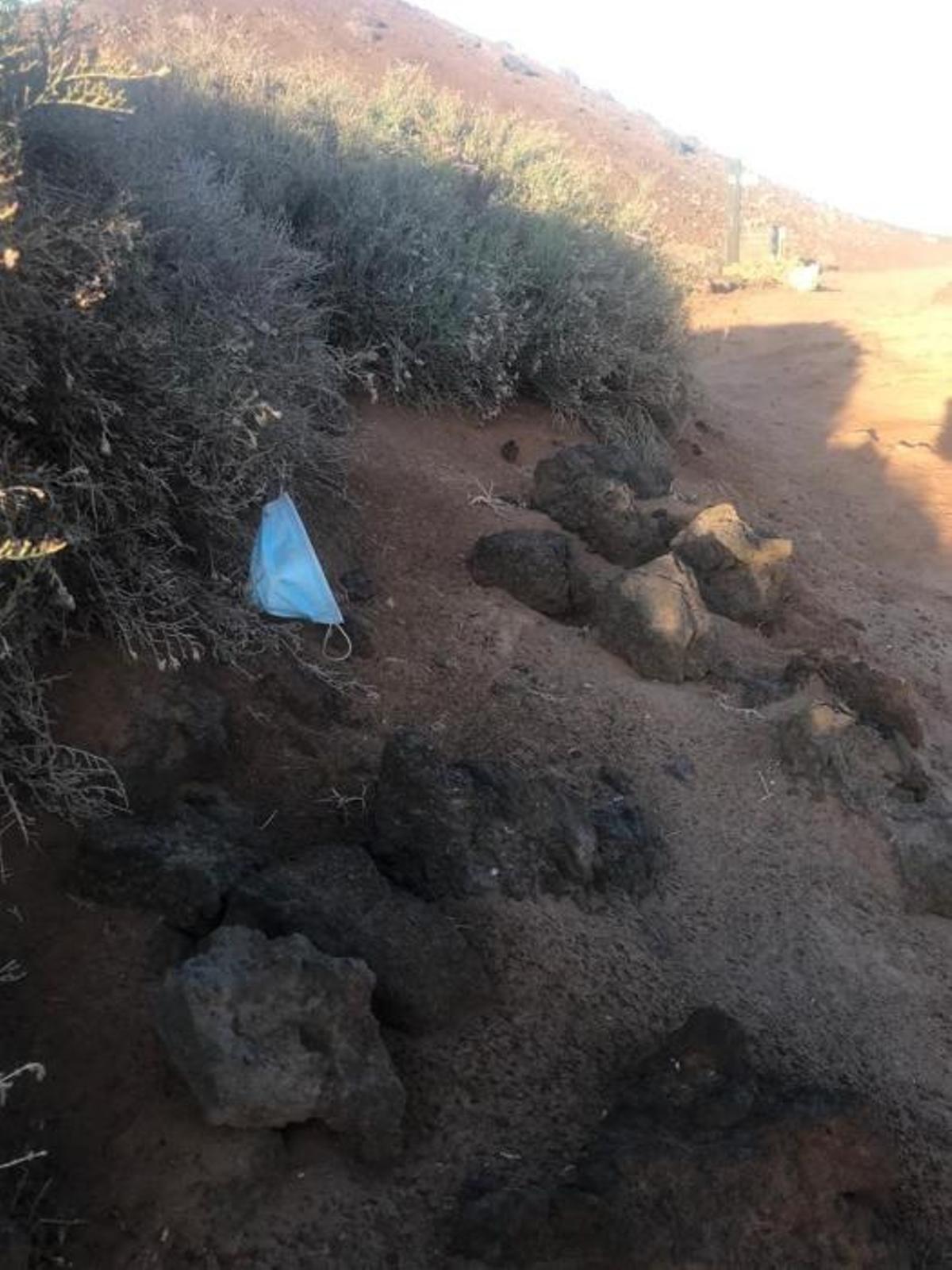 Basura en distintas partes de la Isla de Lobos