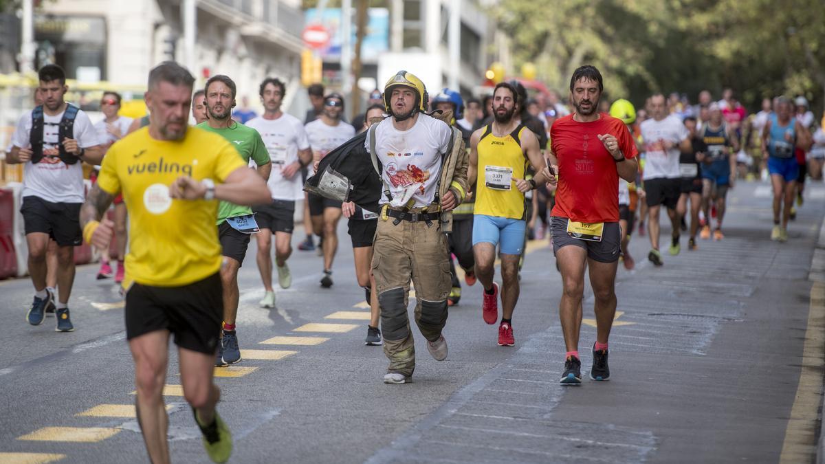 Los corredores sufriendo durante el tramo de la Vía Layetana en la 23 edición de la Cursa de Bombers.