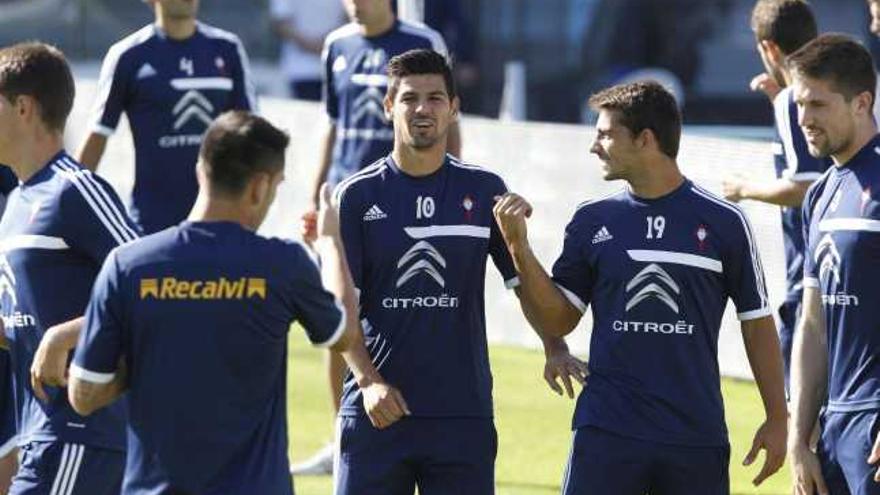 Charles, de espaldas, bromea con Nolito y Jony en presencia de Andreu Fontás durante el entrenamiento celebrado        ayer por el Celta a puerta cerrada en el estadio de Balaídos. // Ricardo Grobas