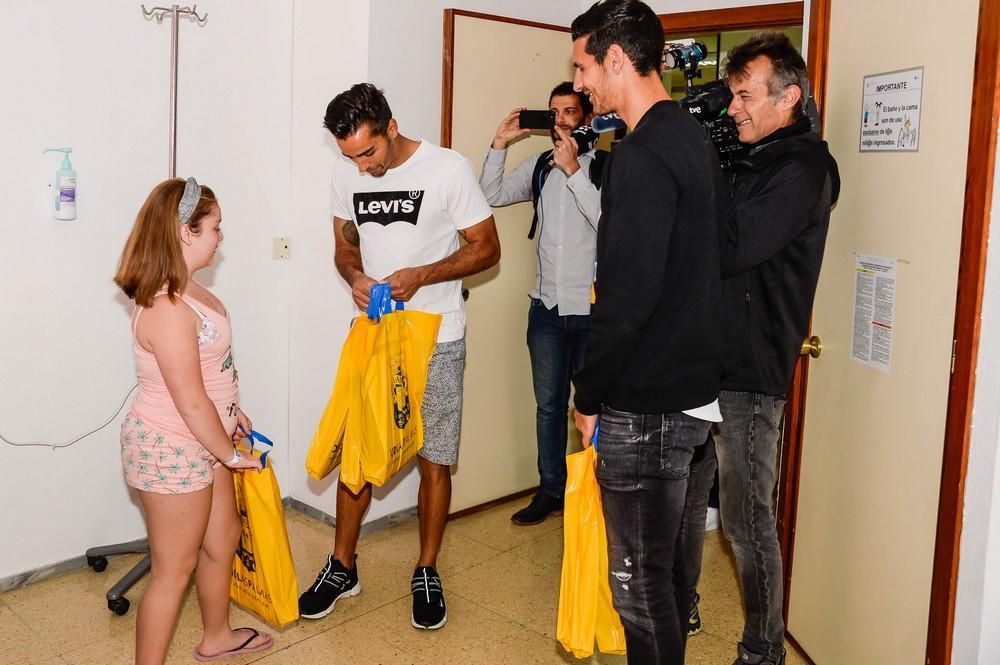 Visita de la UD Las Palmas al Materno Infantil