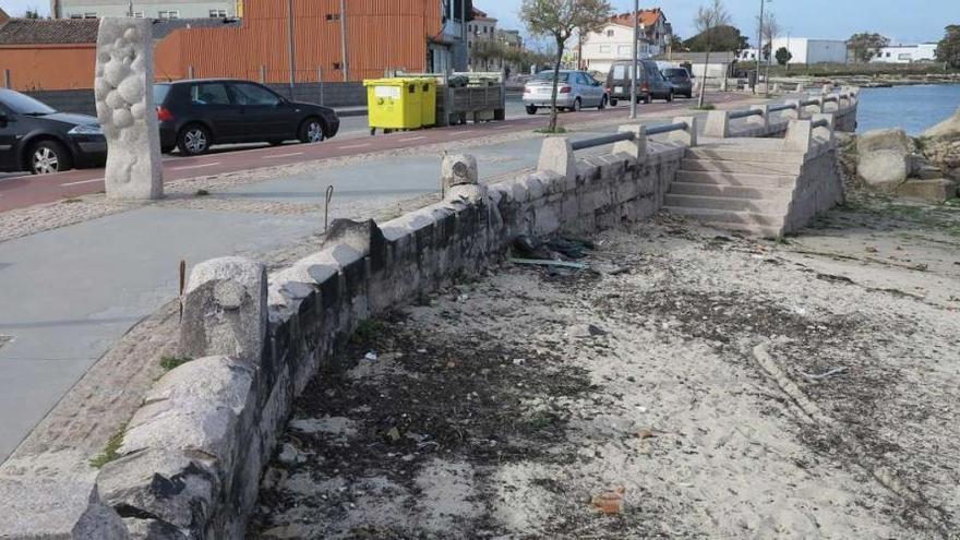 La zona de Terra de Porto que carece de balaustrada, sobre la ensenada de Rons-Lordelo.  // Muñiz