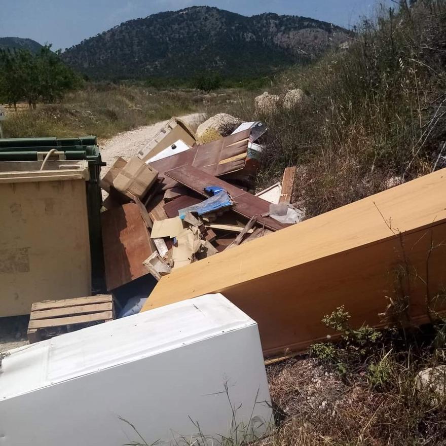 Vertidos en un paraje rural de Monóvar.