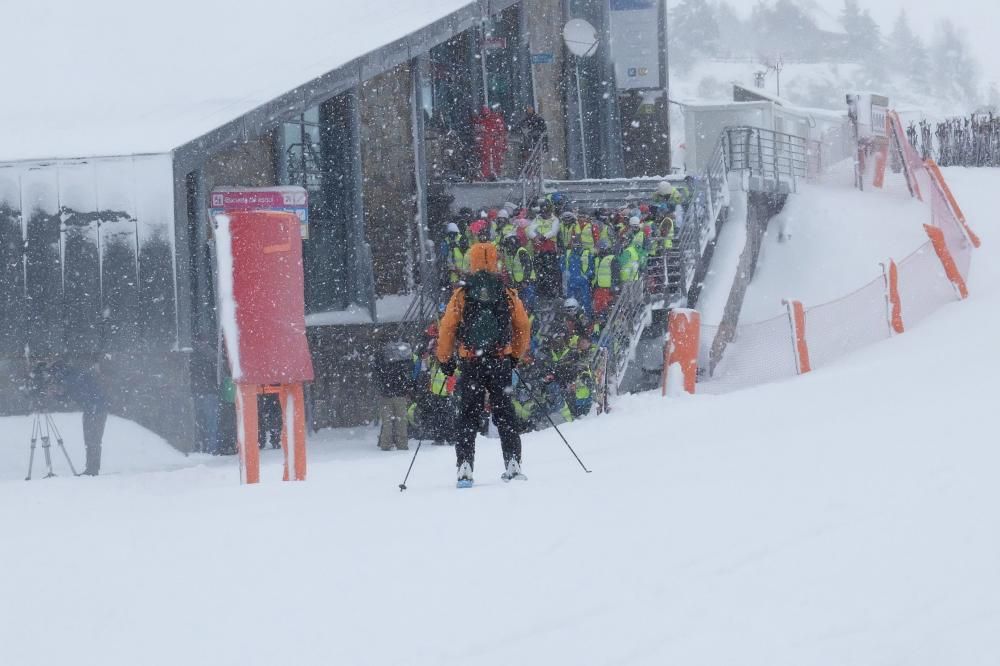 Primer día de esquí en la estación de Fuentes de Invierno