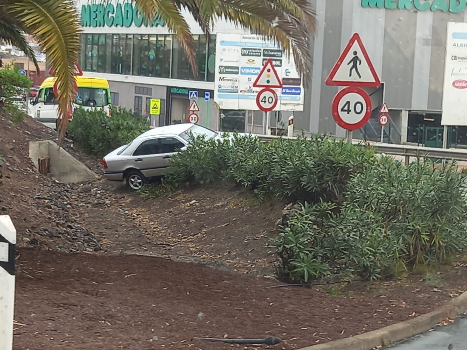 Un coche se sale de la vía en Telde (04/11/21)