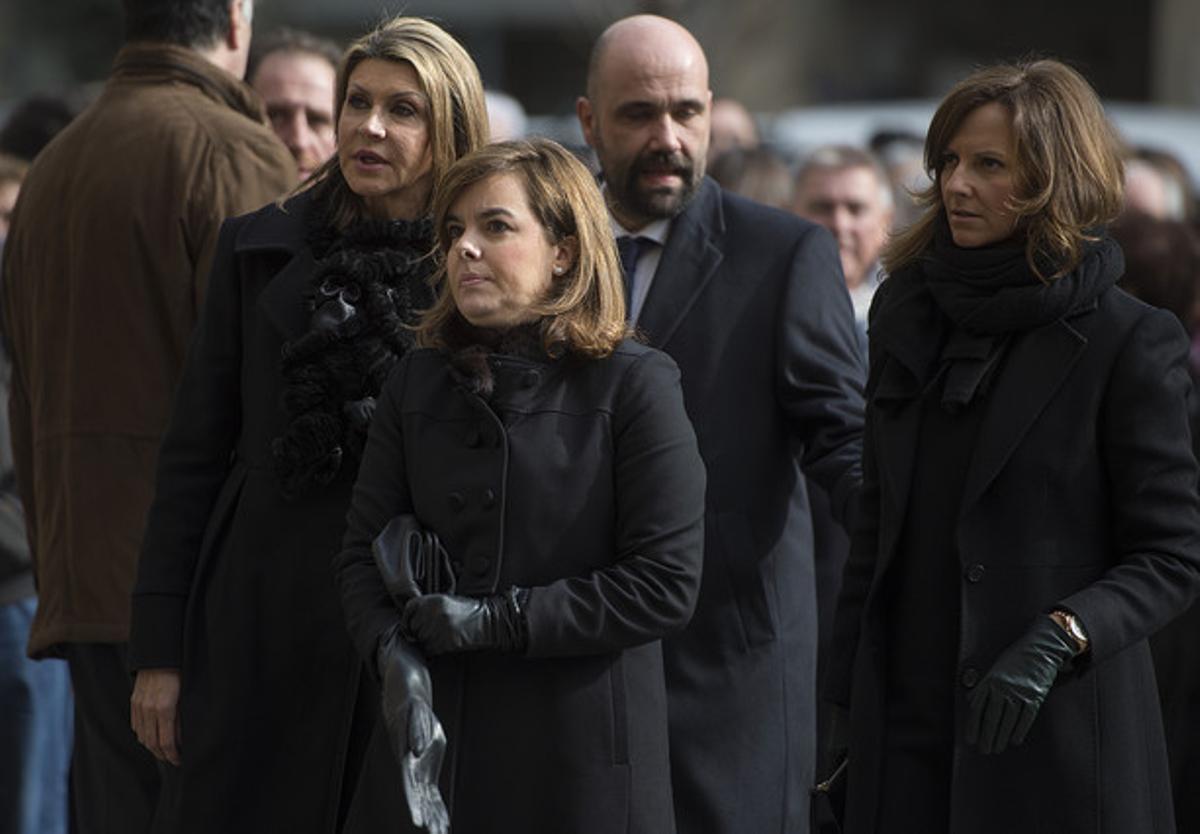 La vicepresidenta del Govern, Soraya Sáenz de Santamaría, i la delegada del Govern a Catalunya, María de los Llanos de Luna, també han anat al funeral de l’editor.